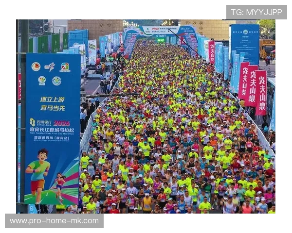 盲人跑者完成半马，领跑员是他儿子，盲人领跑员小伙视频